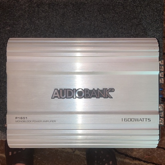 pyle 1400 watt subwoofer/Audio bank 1600 watt amp - Picture 2 of 2